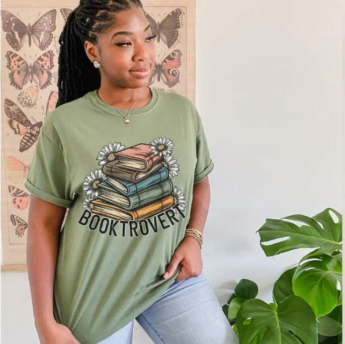 Booktrovert Tee